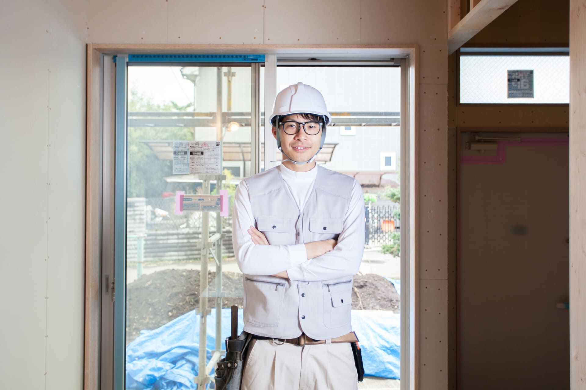 内装工事に携わる職人_1920